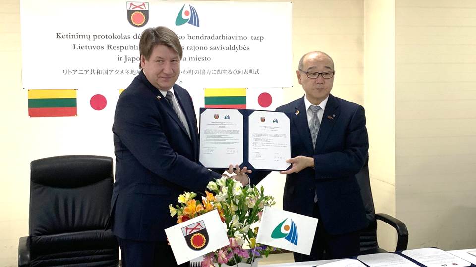 リトアニア共和国アクメネ地域市と日本国むかわ町の協力に関する意向表明式 を実施しました むかわ町 恐竜ワールド 公式サイト